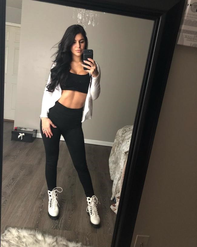 Filles en leggings serrés