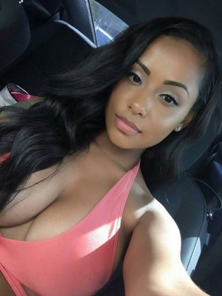 Selfie de filles aux gros seins conduisant des voitures