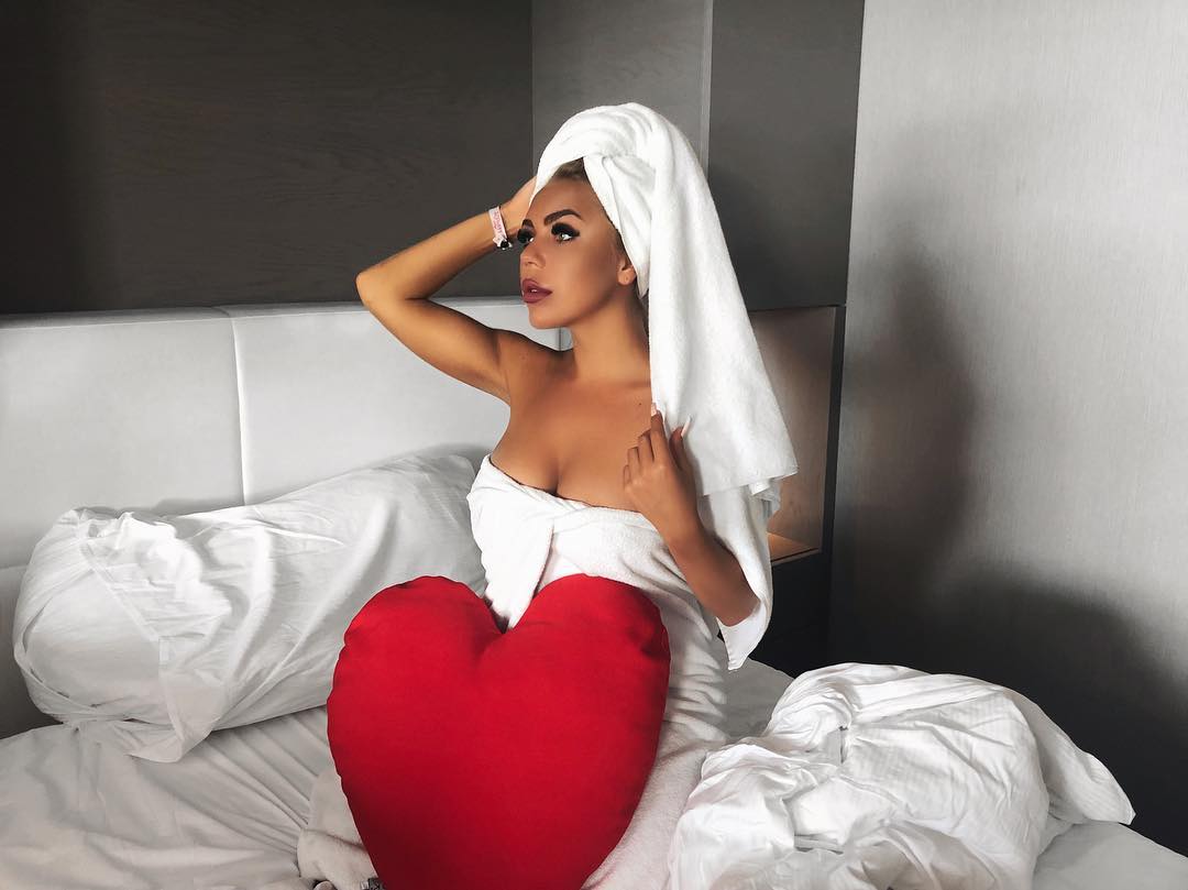 Karina Croix Nue