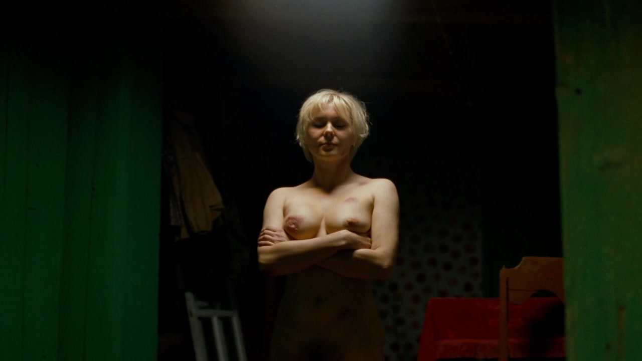 Yana Troyanova complètement nue