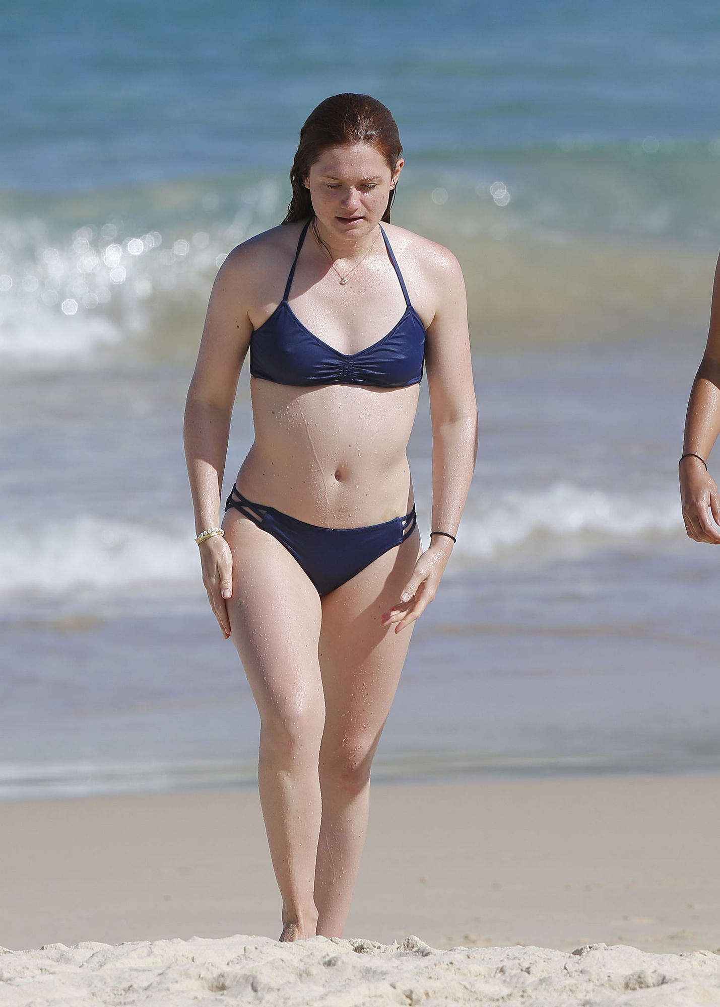 Bonnie Wright en maillot de bain