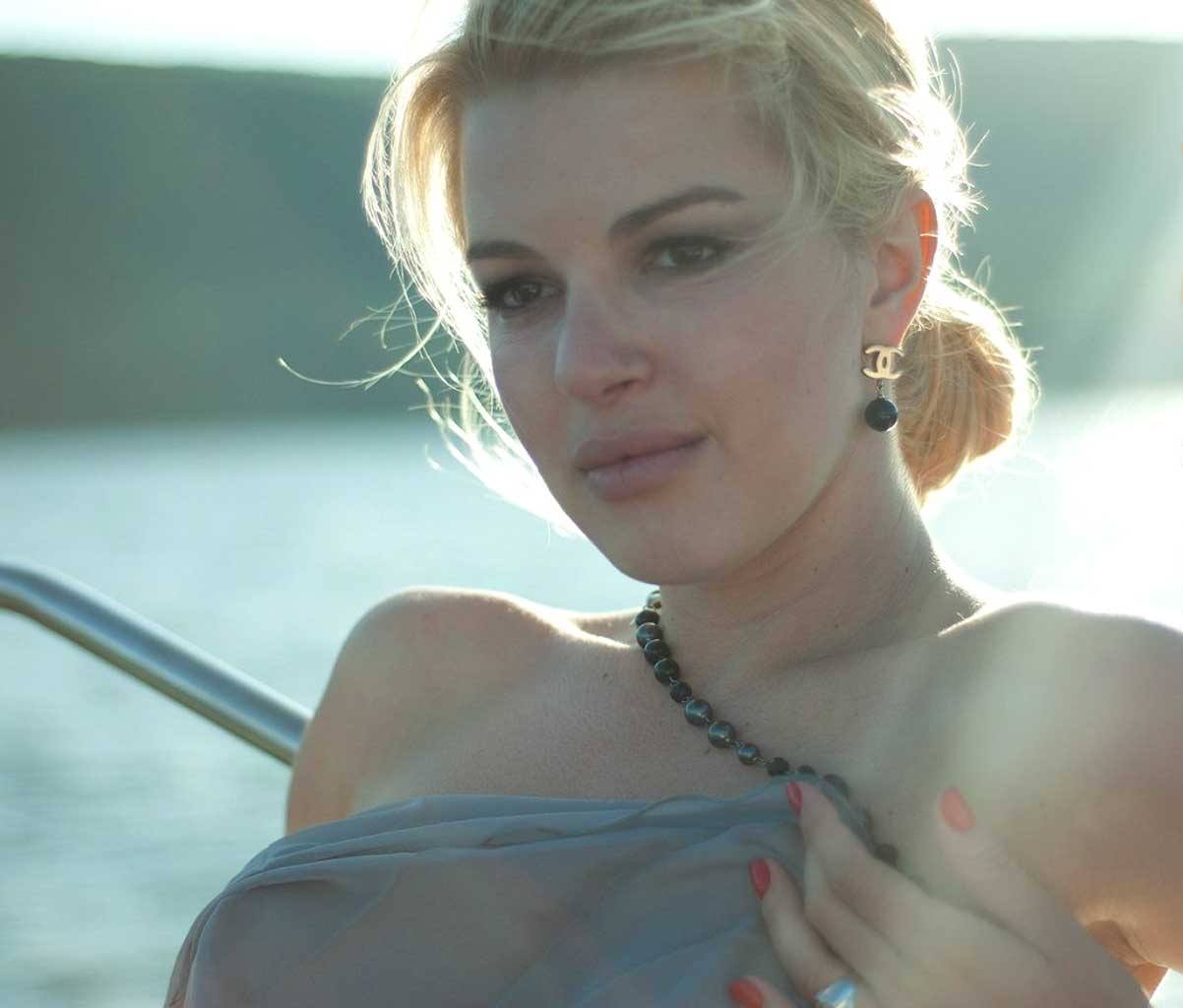Oksana Sidorenko nue
