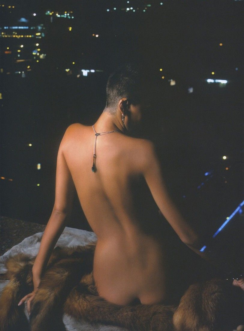 La chanteuse nue Slava