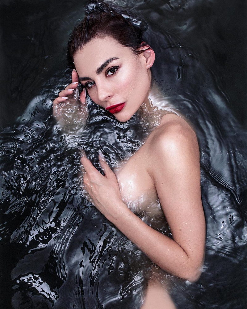 Nika Vipère nue
