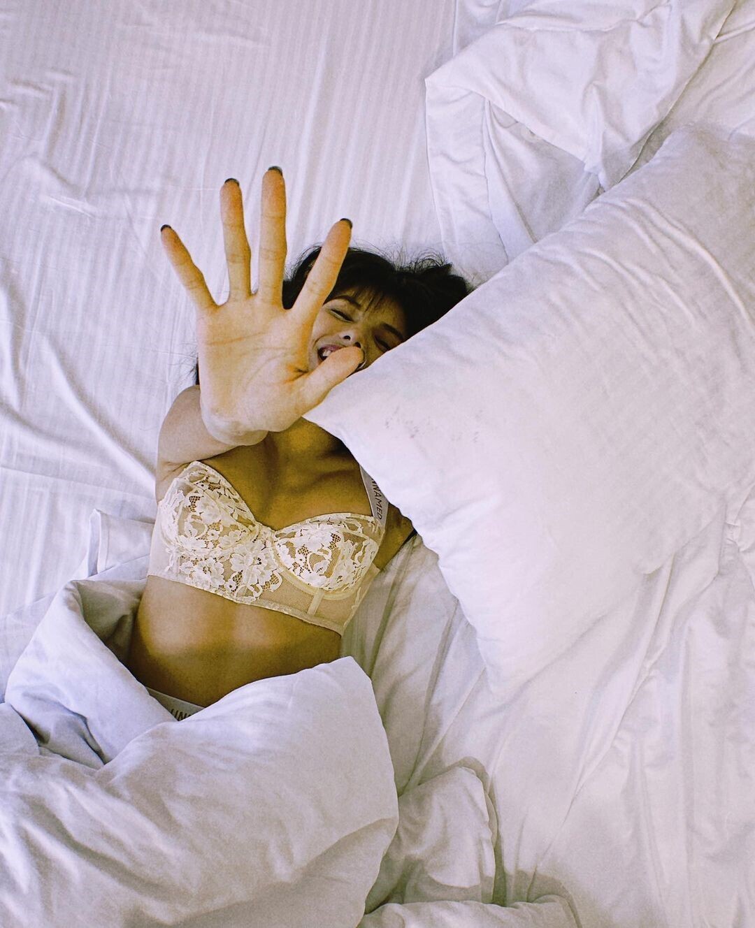 La chanteuse nue Michelle Andrade