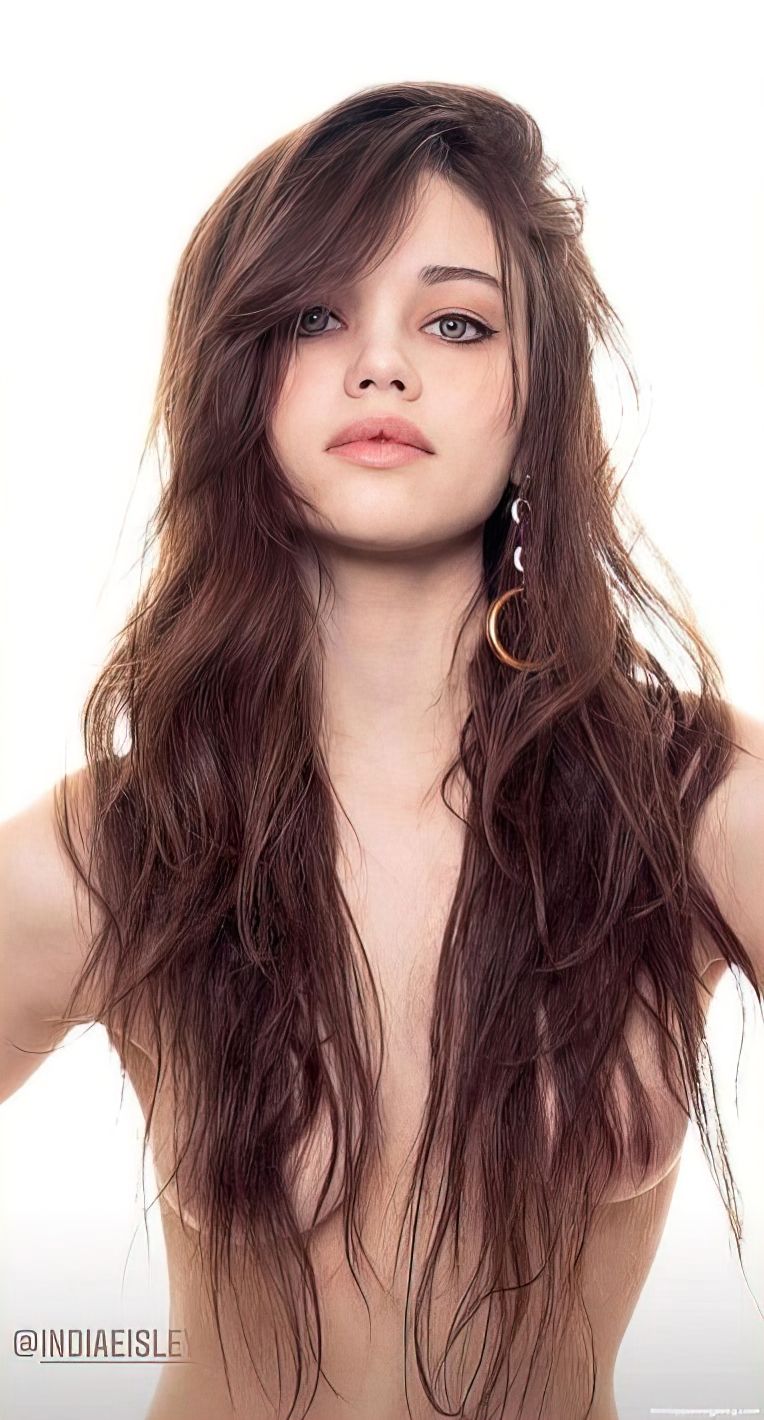 India Eisley complètement nue