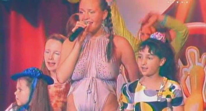 Chanteuse nue Angina