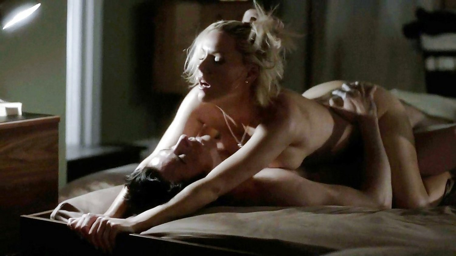 Kathleen Robertson Nue