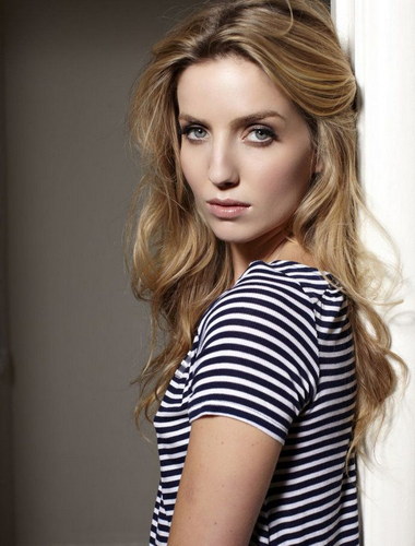 Annabelle Wallis complètement nue