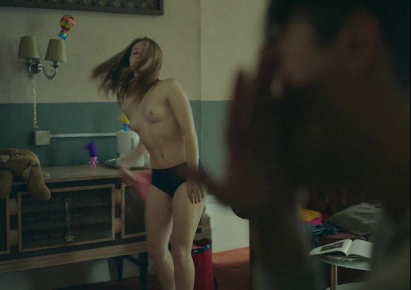 Jessica Barden, entièrement nue