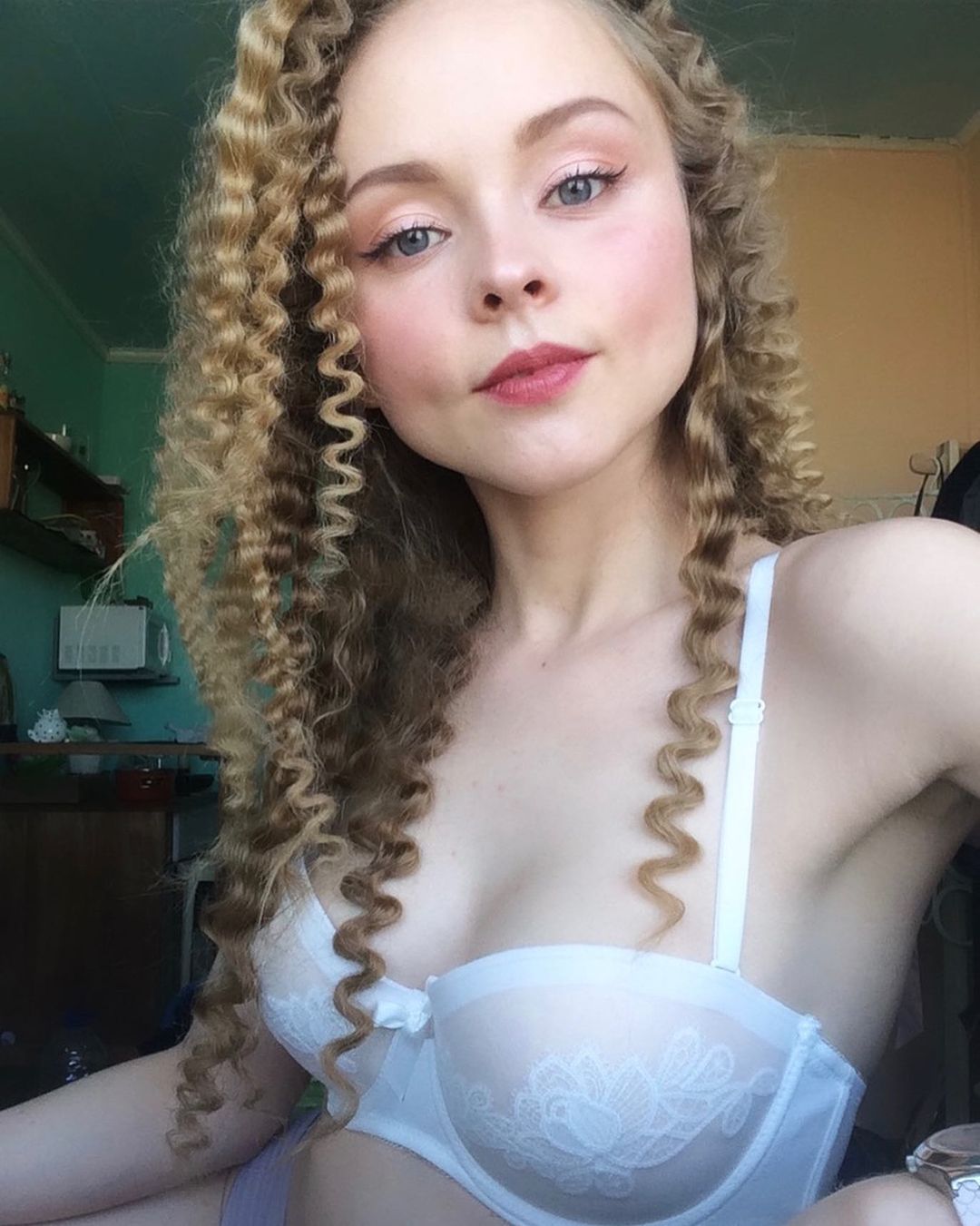 Ksenia Otinova nue