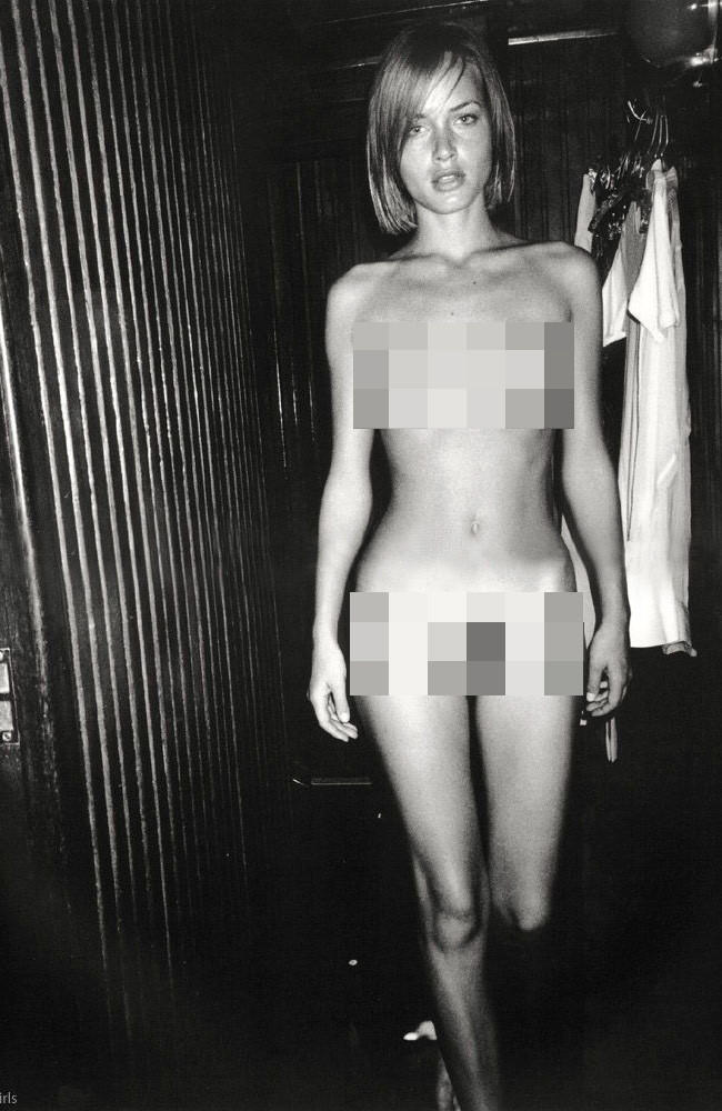 Amber Valletta complètement nue
