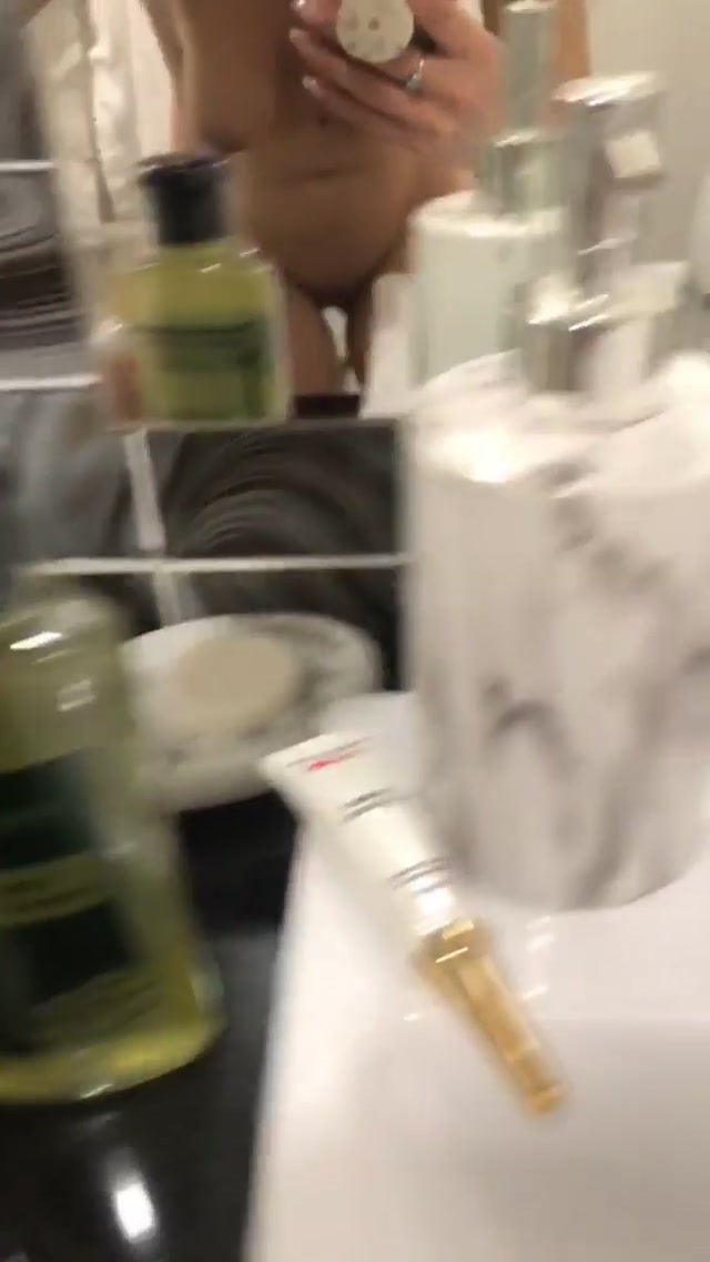 Oksana Pochepa (chanteuse Akula) nue