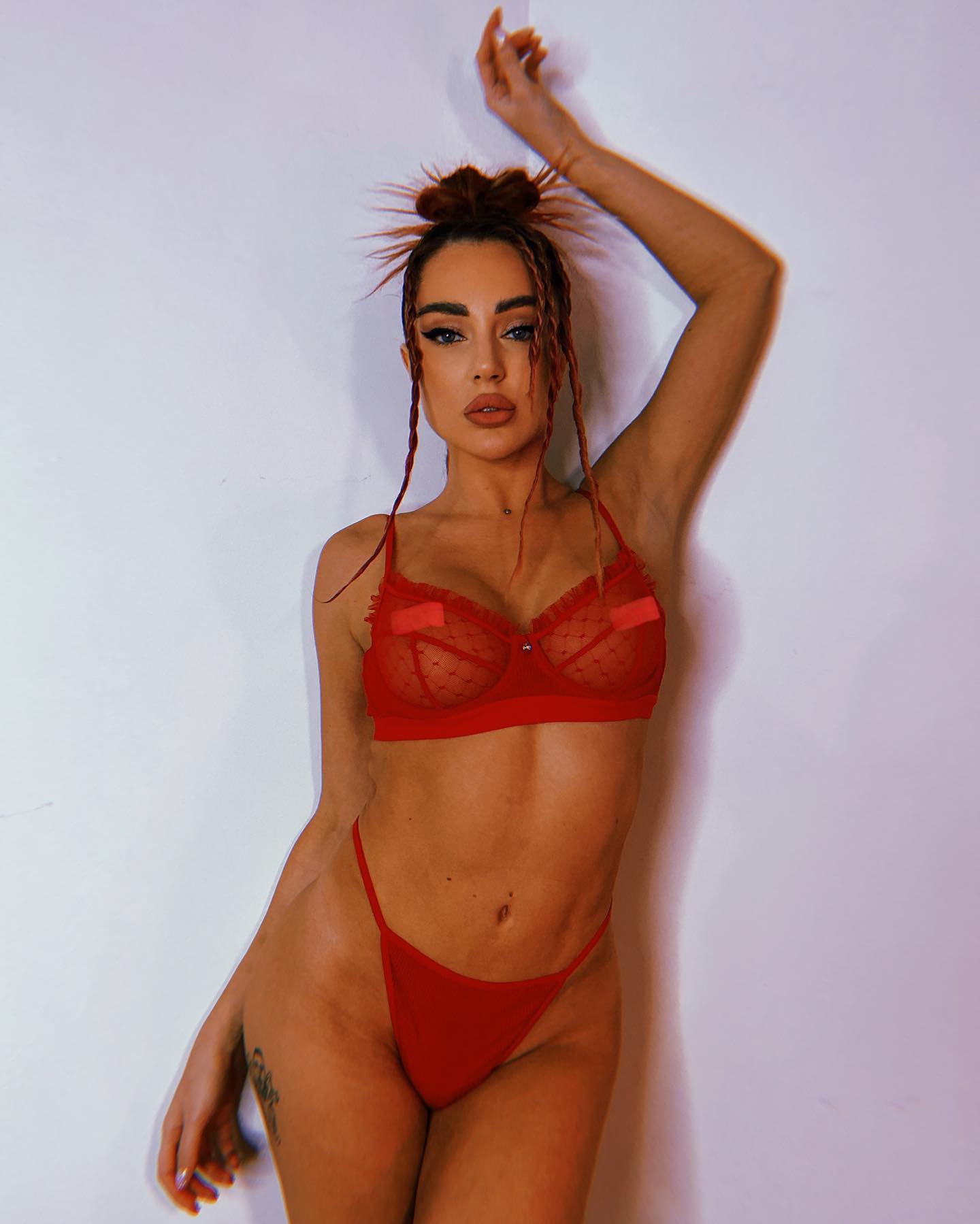 Violetta Chikovani nue
