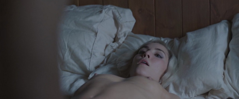 Noomi Rapace complètement nue